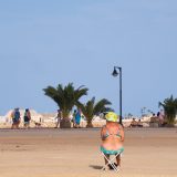 Mujer tomando el sol sentada en la puntica del mar menor Murcia.