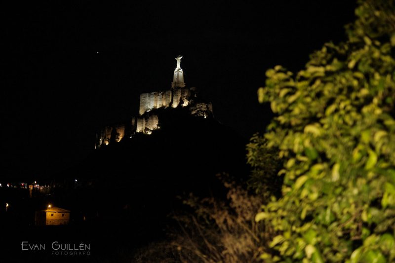 Castillo de Monteagudo iluminado.