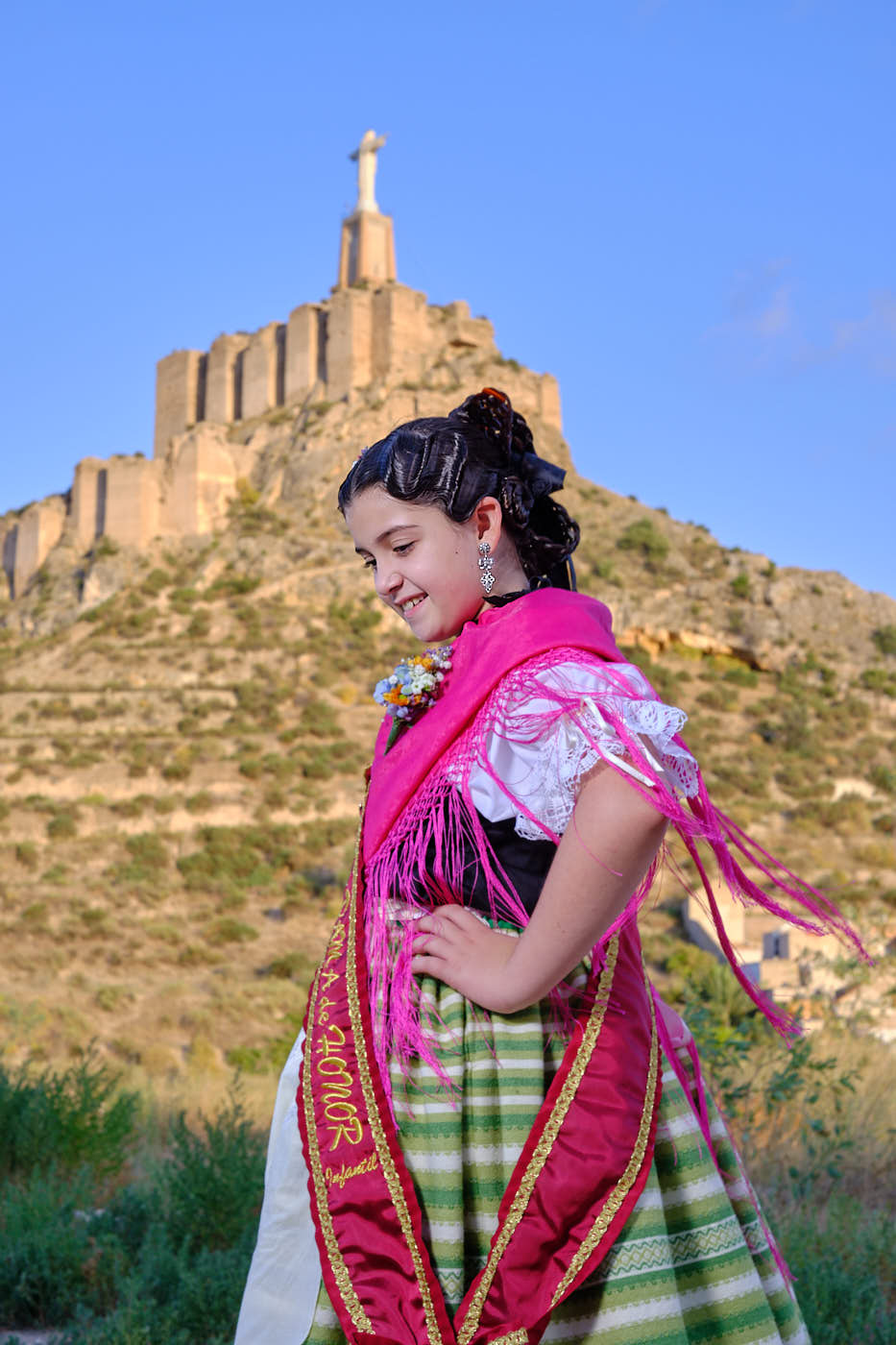 Foto de niña dama de la huerta infantil con traje regional murciano con castillo de Monteagudo al fondo