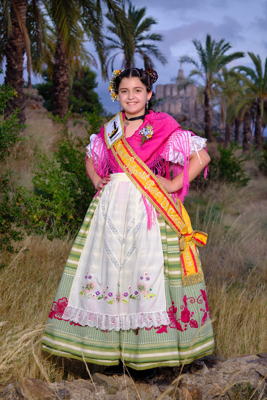 Foto de niña dama de la huerta infantil con traje regional murciano con castillo de Monteagudo al fondo